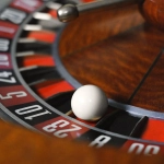 Колесо рулетки в казино с математическими расчетами