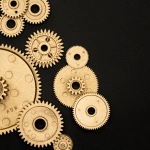 Игровой автомат Mustang Gold с барабанами и символами ковбойской тематики